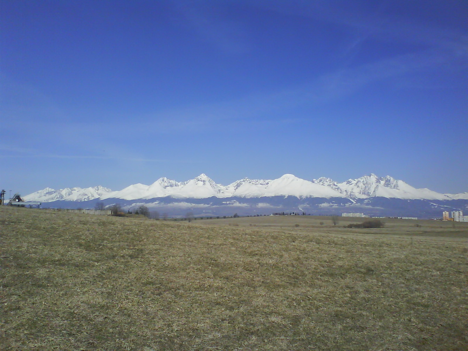 Pohľad na panorámu Tatier z popradských lesov